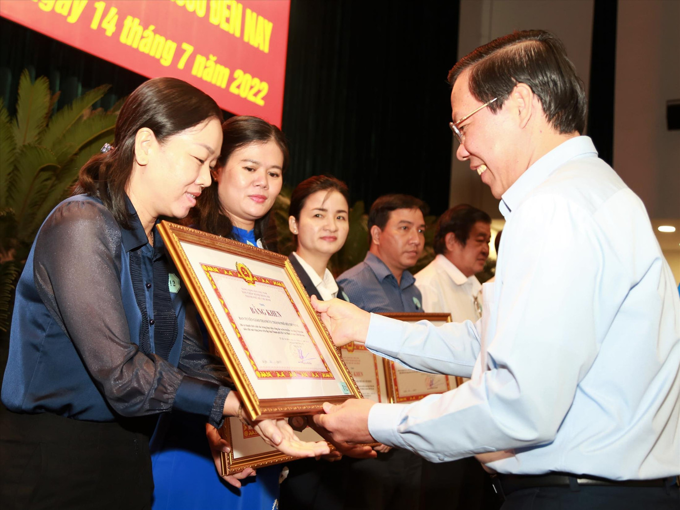 Chủ tịch UBND TPHCM Phan Văn Mãi trao bằng khen tuyên dương các tập thể điển hình phong trào “Nhà nước và nhân dân cùng làm” Ảnh: NGÔ TÙNG Chủ tịch UBND TPHCM Phan Văn Mãi trao bằng khen tuyên dương các tập thể điển hình phong trào “Nhà nước và nhân dân cùng làm” Ảnh: NGÔ TÙNG