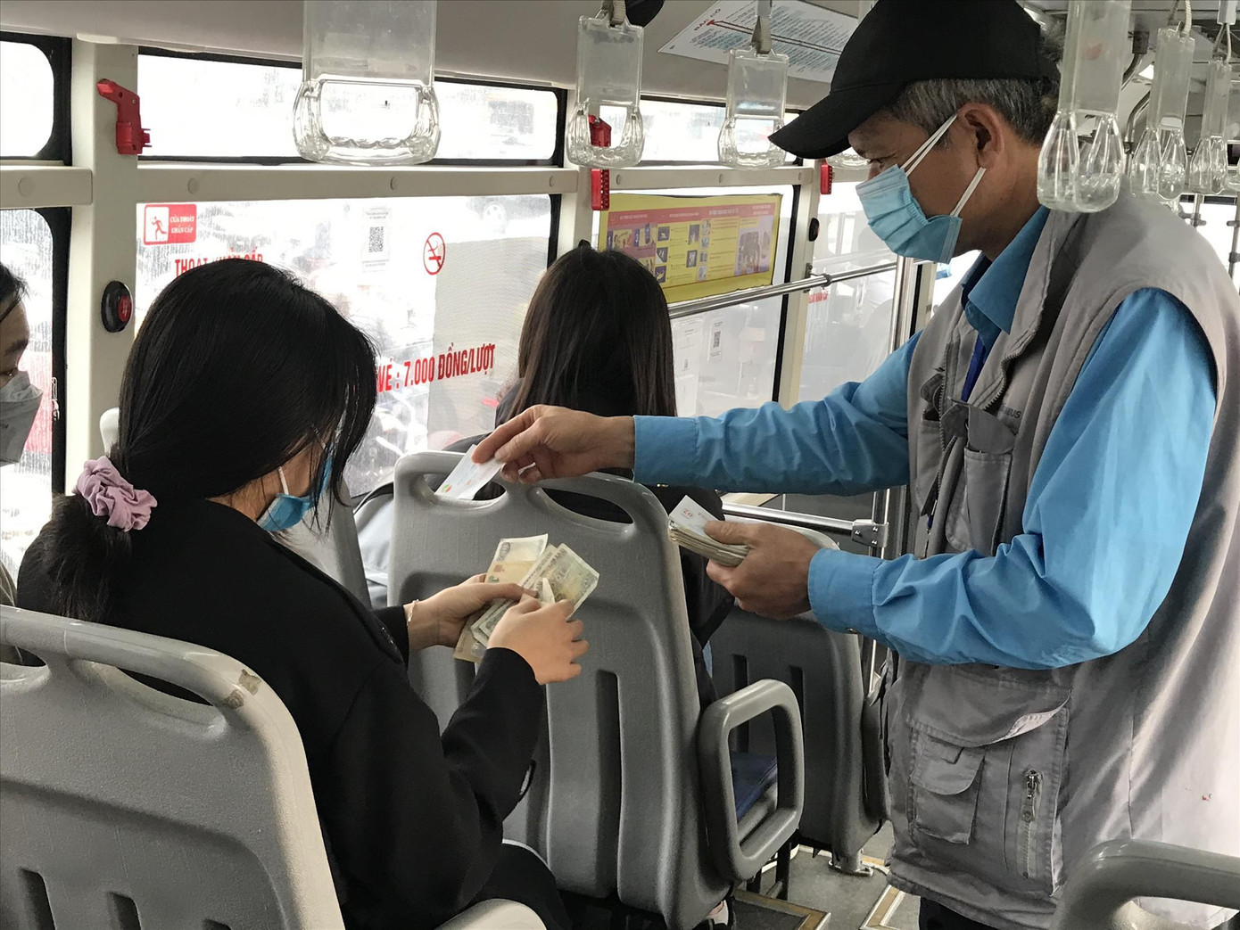 Khách đi xe buýt tại Hà Nội đang tăng trở lại Khách đi xe buýt tại Hà Nội đang tăng trở lại