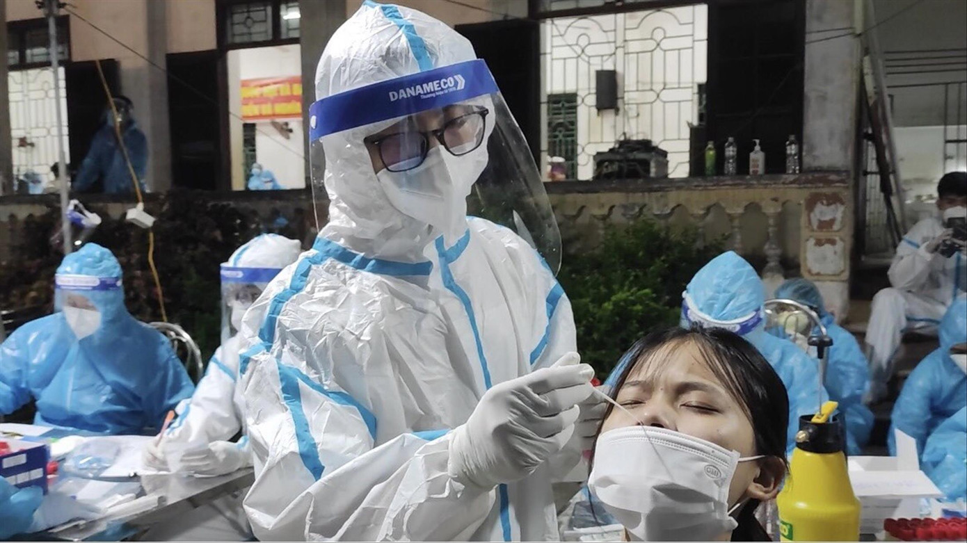 Thủ khoa Nguyễn Đức Trung (ĐH Y tế công cộng) lấy mẫu xét nghiệm cho người dân ở tâm dịch Bắc Giang Thủ khoa Nguyễn Đức Trung (ĐH Y tế công cộng) lấy mẫu xét nghiệm cho người dân ở tâm dịch Bắc Giang