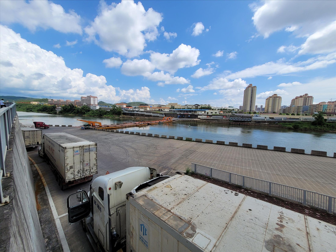 Hoạt động xuất khẩu thuỷ hải sản vẫn diễn ra bình thường tại lối mở Km3+4 Ảnh: Hoàng Dương