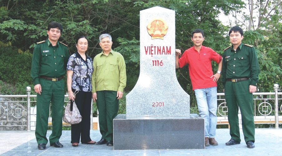 Gia đình Đại tá Thi thăm lại địa bàn công tác ngày xưa Ảnh: Duy Chiến Gia đình Đại tá Thi thăm lại địa bàn công tác ngày xưa Ảnh: Duy Chiến