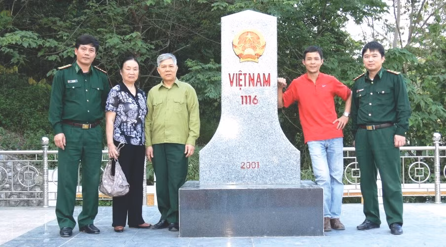 Gia đình Đại tá Thi thăm lại địa bàn công tác ngày xưa Ảnh: Duy Chiến Gia đình Đại tá Thi thăm lại địa bàn công tác ngày xưa Ảnh: Duy Chiến