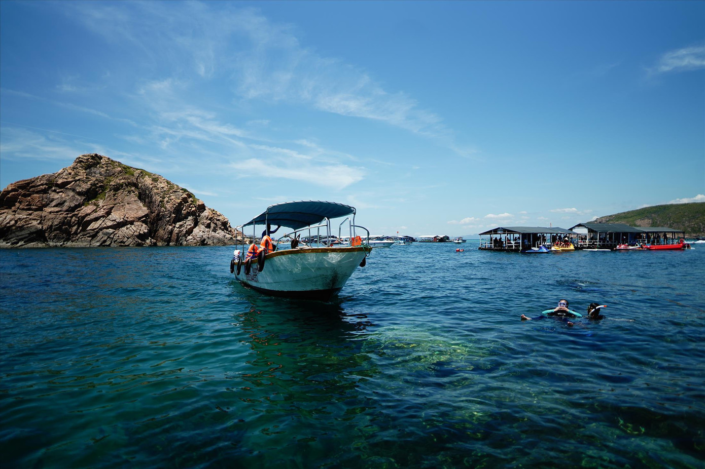 Du khách lặn biển ở Hòn Khô (TP Quy Nhơn) Ảnh: Phạm Nguyễn Du khách lặn biển ở Hòn Khô (TP Quy Nhơn) Ảnh: Phạm Nguyễn