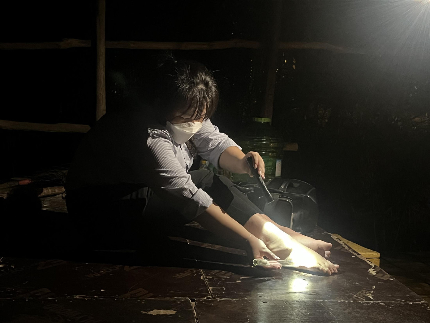 Các nhân viên y tế đưa đôi chân trần làm “mồi” câu muỗi