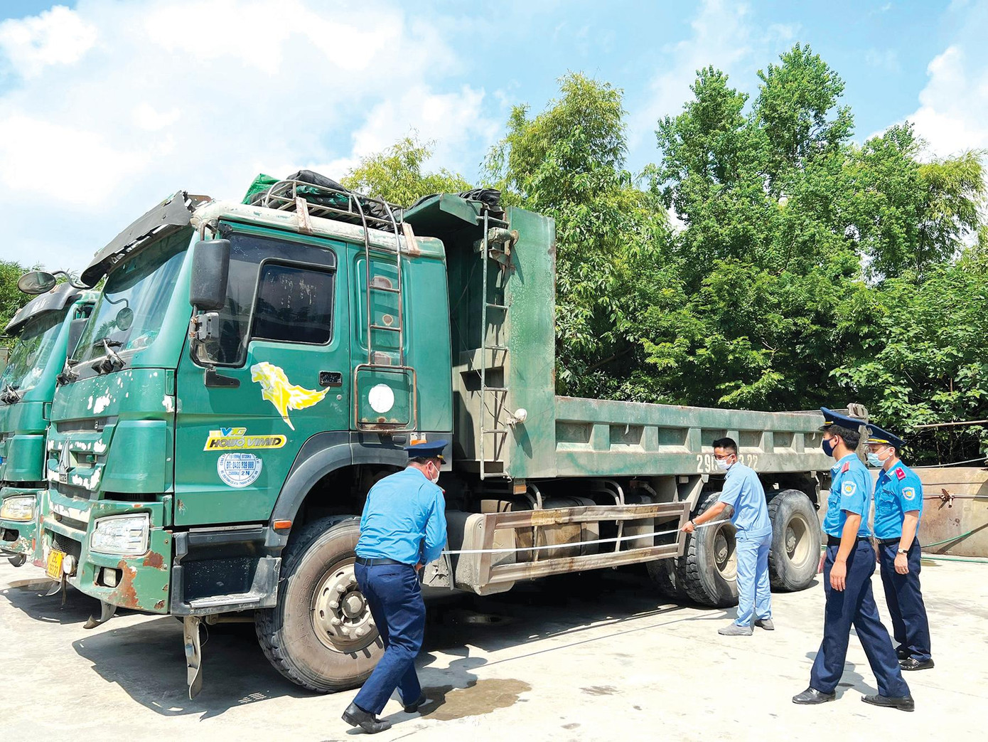 Thanh tra giao thông thực hiện nhiệm vụ kiểm tra kích thước, thành thùng xe tại bãi xe DN vận tải