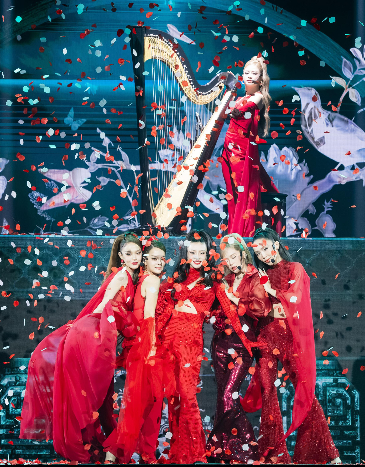 Dương Hoàng Yến chơi đàn harp trong khi Bùi Lan Hương sáng tác theo thang âm ngũ cung trong bài Từ chối nhẹ nhàng thôi. Dương Hoàng Yến chơi đàn harp trong khi Bùi Lan Hương sáng tác theo thang âm ngũ cung trong bài Từ chối nhẹ nhàng thôi.