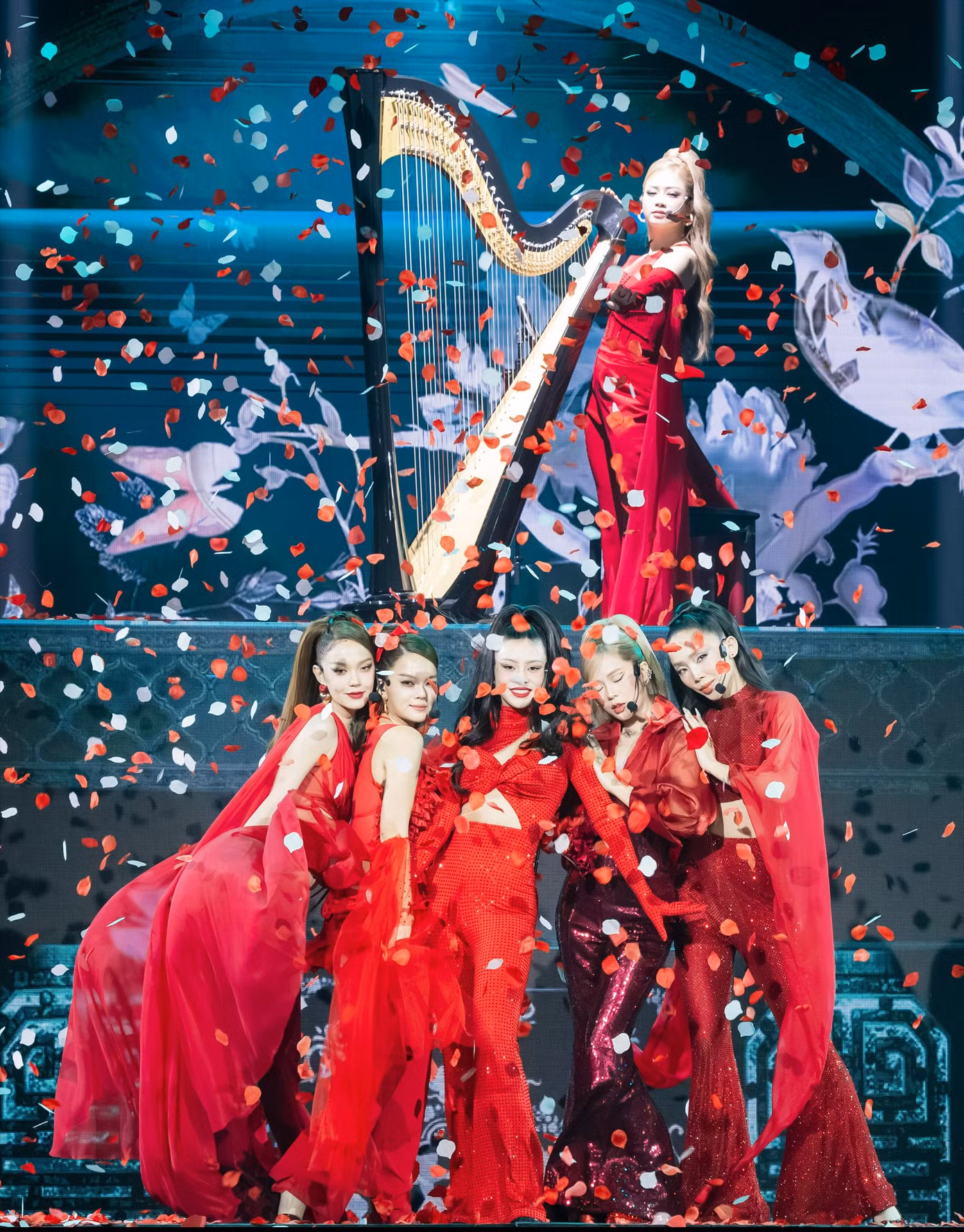 Dương Hoàng Yến chơi đàn harp trong khi Bùi Lan Hương sáng tác theo thang âm ngũ cung trong bài Từ chối nhẹ nhàng thôi.