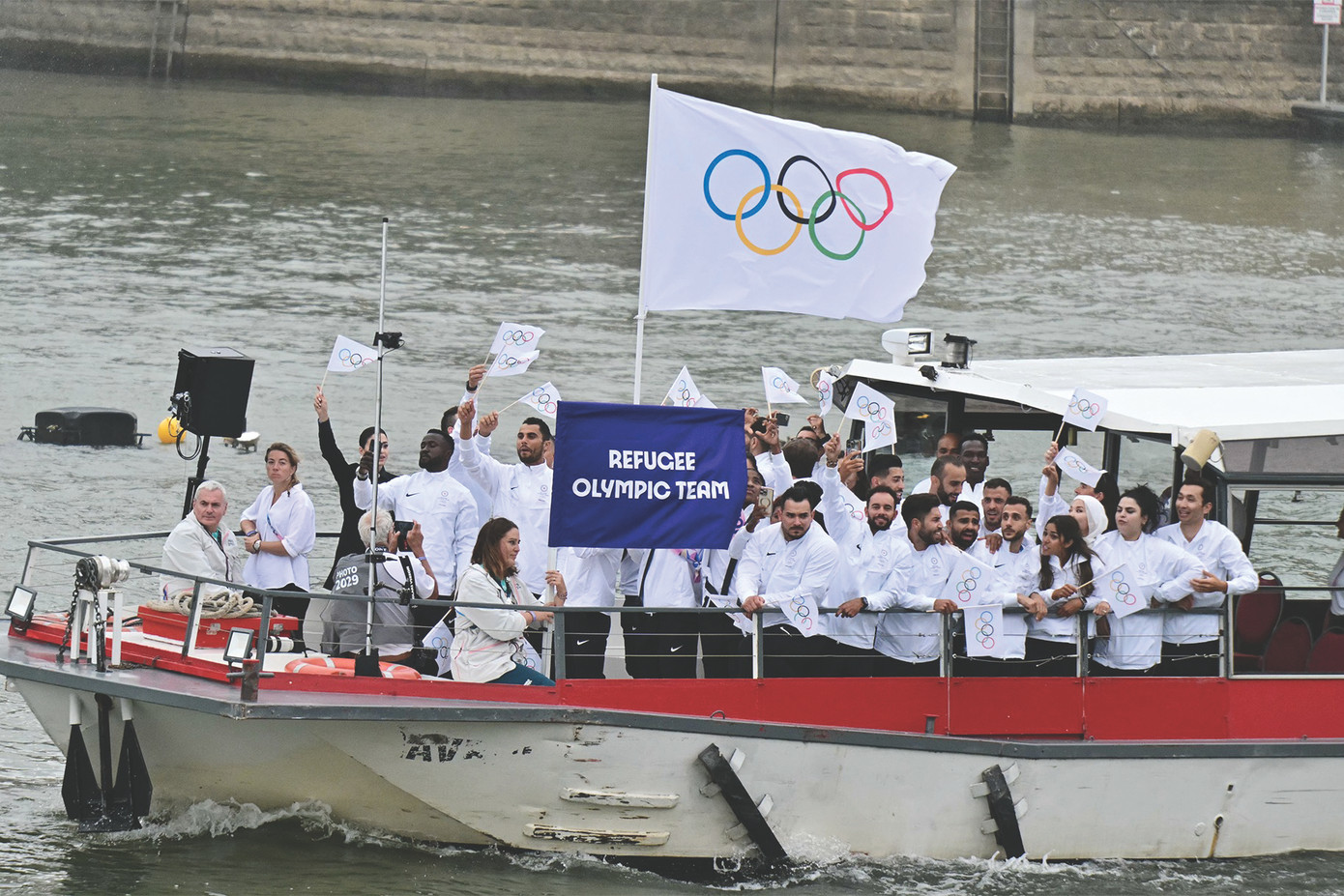 Đội Olympic Người tị nạn trong Lễ khai mạc Olympic Paris 2024. Ảnh: Getty Images