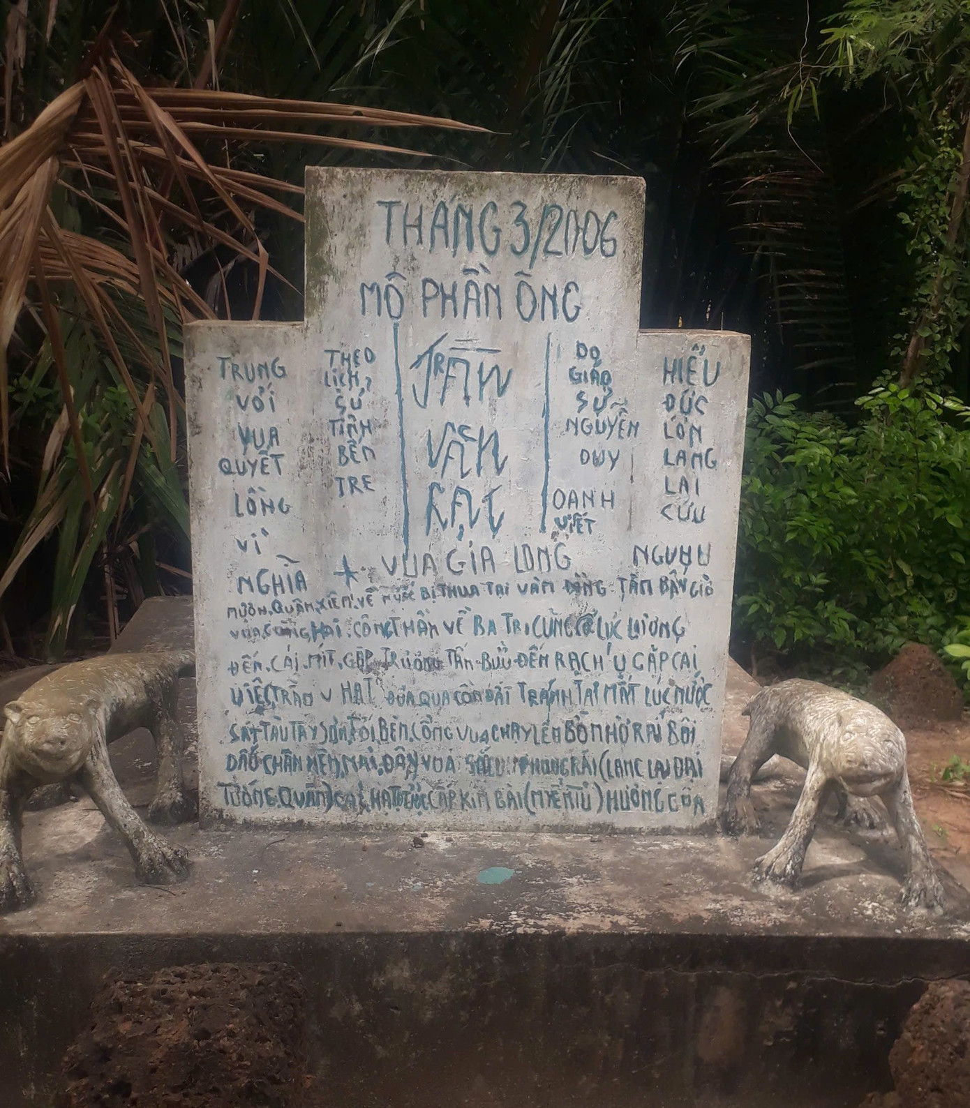 Mộ ông Trần Văn Hạc và 2 con rái cá được người dân trùng tu vào năm 2006 tại cồn Đất Mộ ông Trần Văn Hạc và 2 con rái cá được người dân trùng tu vào năm 2006 tại cồn Đất