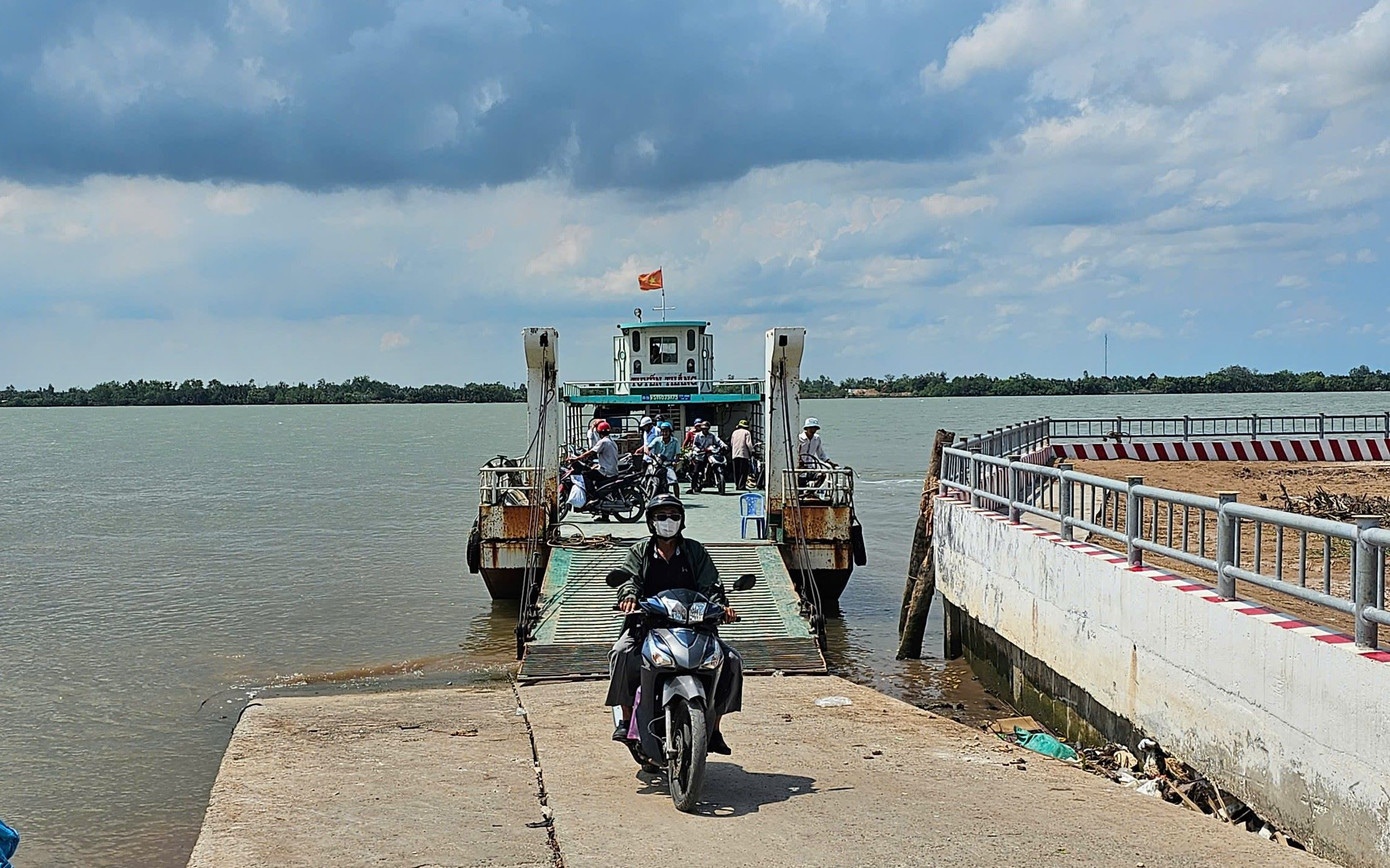 Phà đưa khách từ đất liền sang cồn Đất. Ảnh: Hòa Hội Phà đưa khách từ đất liền sang cồn Đất. Ảnh: Hòa Hội