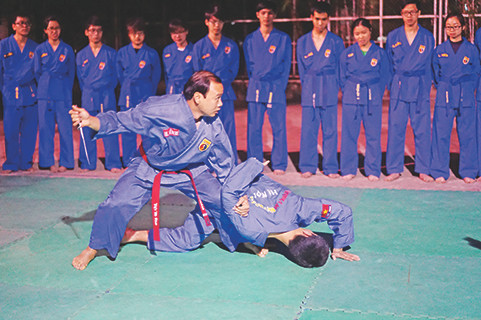 Ông Lê Hải Bình đang thị phạm tay không đoạt dao. Ảnh: NVCC