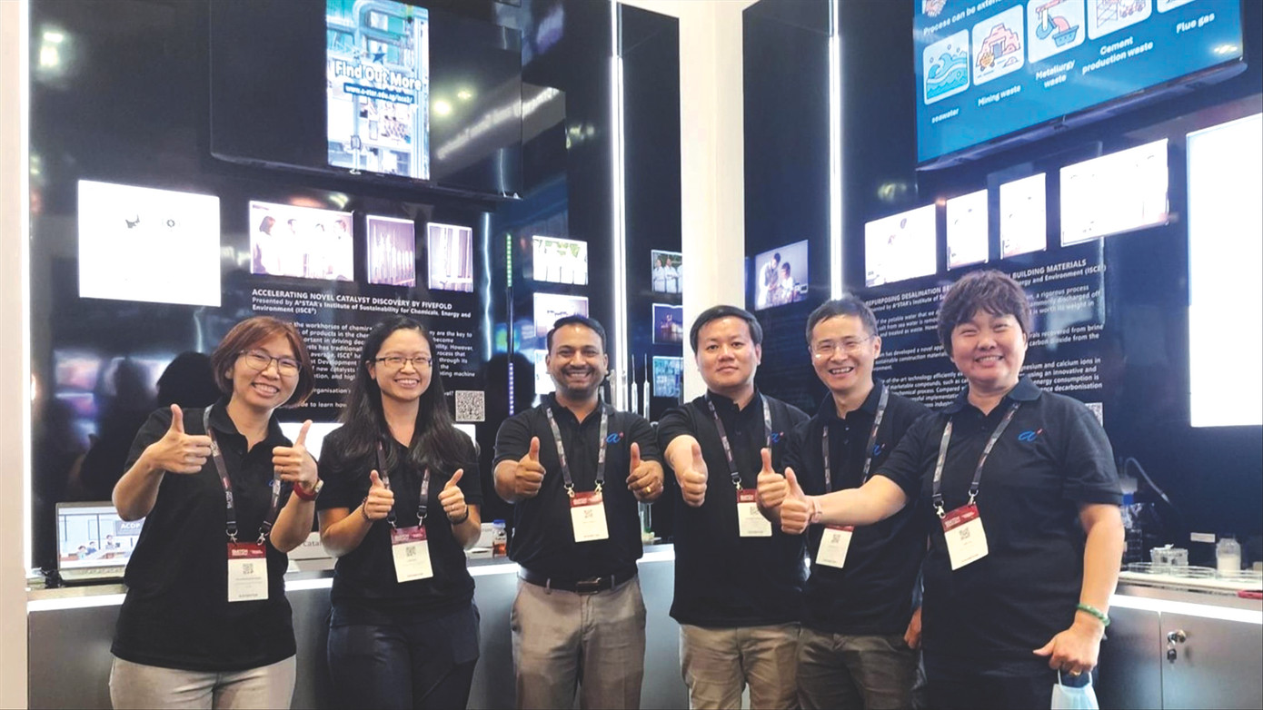 TS. Võ Trường Giang (thứ 3, từ phải sang) và đồng nghiệp tại Tuần lễ đổi mới sáng tạo và công nghệ Singapore (SWITCH) 2024. TS. Võ Trường Giang (thứ 3, từ phải sang) và đồng nghiệp tại Tuần lễ đổi mới sáng tạo và công nghệ Singapore (SWITCH) 2024.