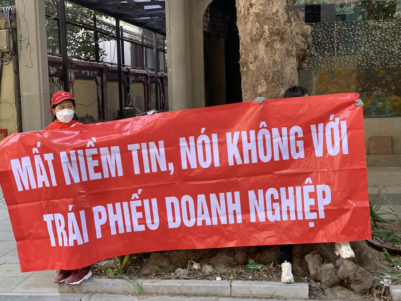 Người mua trái phiếu căng băng rôn cầu cứu khắp nơi Người mua trái phiếu căng băng rôn cầu cứu khắp nơi