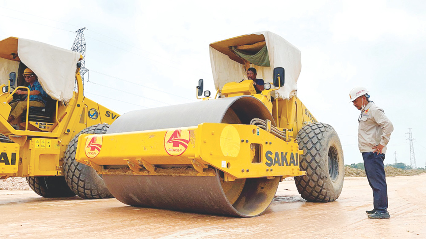 Kỹ sư, công nhân CIENCO4 trên công trường cao tốc Bắc Nam Kỹ sư, công nhân CIENCO4 trên công trường cao tốc Bắc Nam