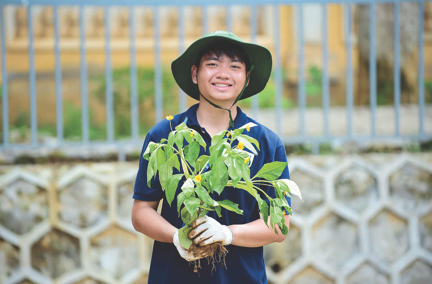 Tình nguyện viên Nguyễn Văn Hữu thực hiện công trình vườn hoa cho em tại Thượng Giáp Ảnh: Xuân Tùng Tình nguyện viên Nguyễn Văn Hữu thực hiện công trình vườn hoa cho em tại Thượng Giáp Ảnh: Xuân Tùng