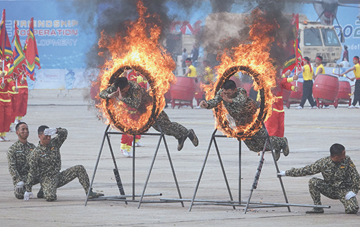 Bay người qua vòng lửa.
