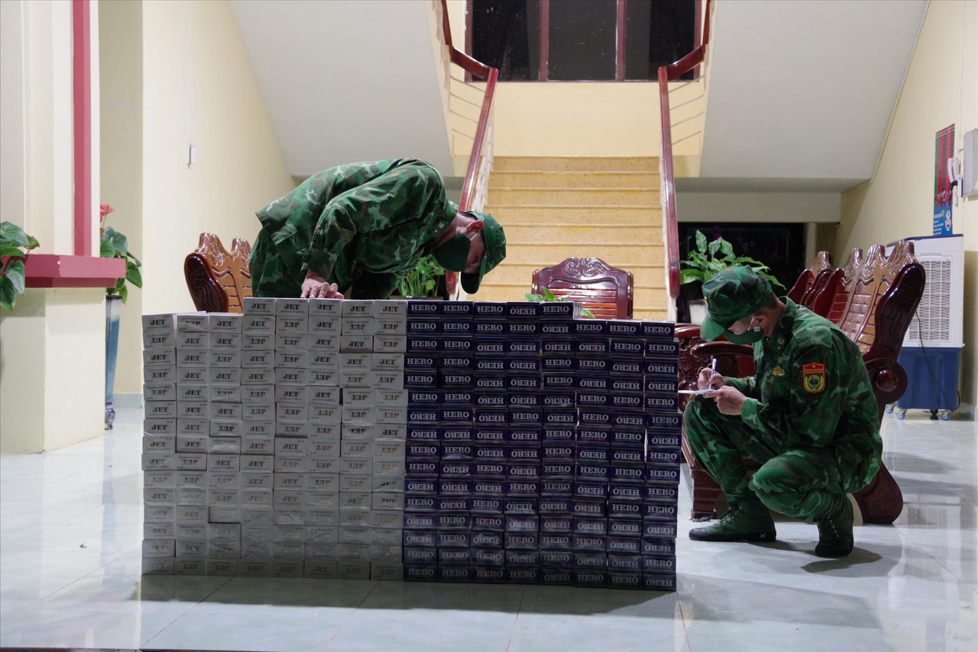 Cán bộ, chiến sĩ Đồn Biên phòng Vĩnh Ngươn (An Giang) kiểm đếm tang vật vụ buôn lậu thuốc lá số lượng lớn