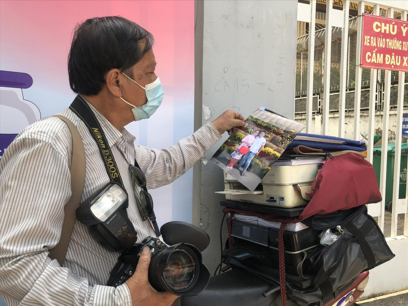 Các “phó nháy” dạo còn đầu tư máy in ảnh lấy liền cho khách