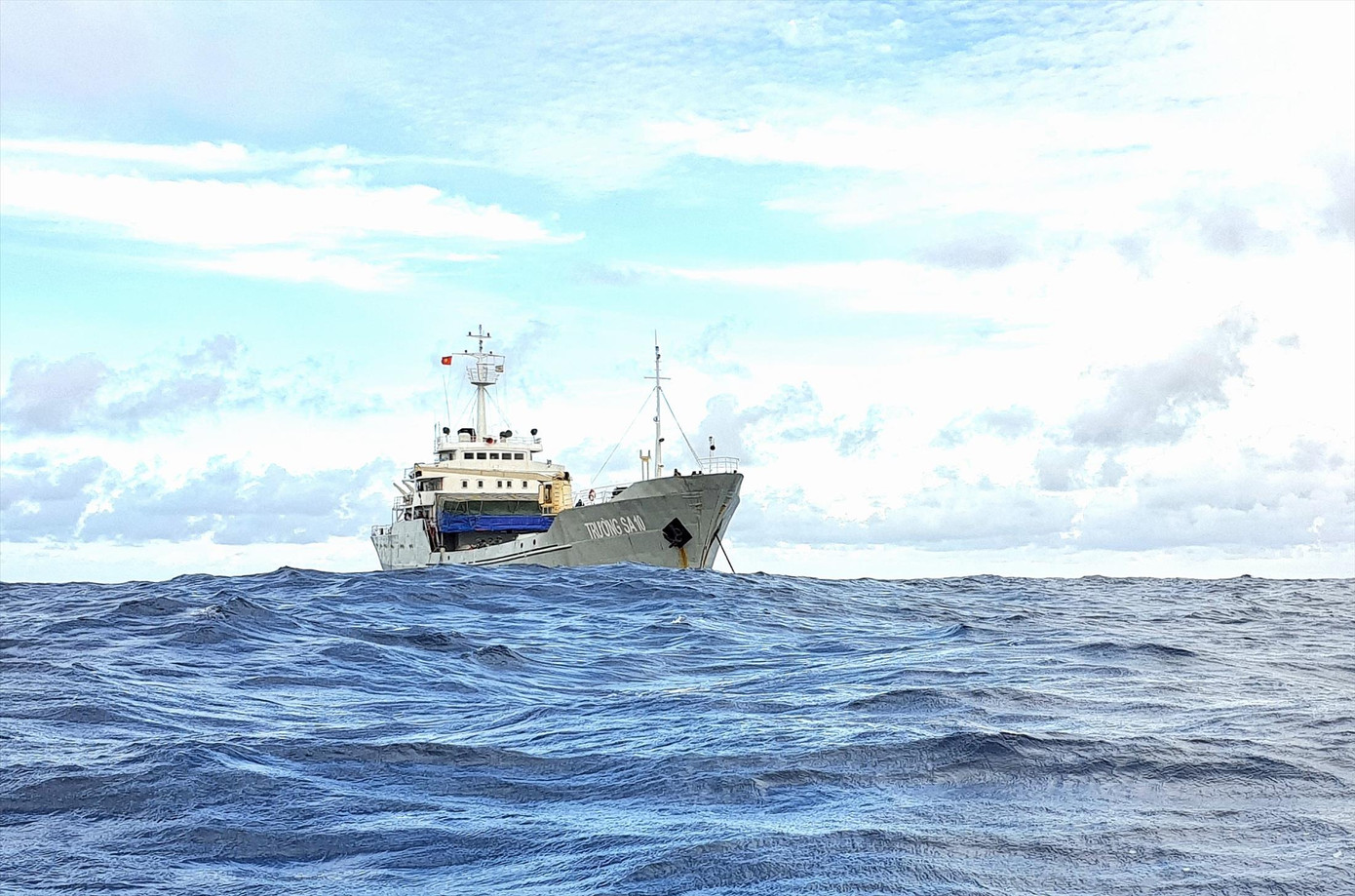 Tàu Trường Sa 10 vươn khơi chúc tết các Nhà giàn DK1