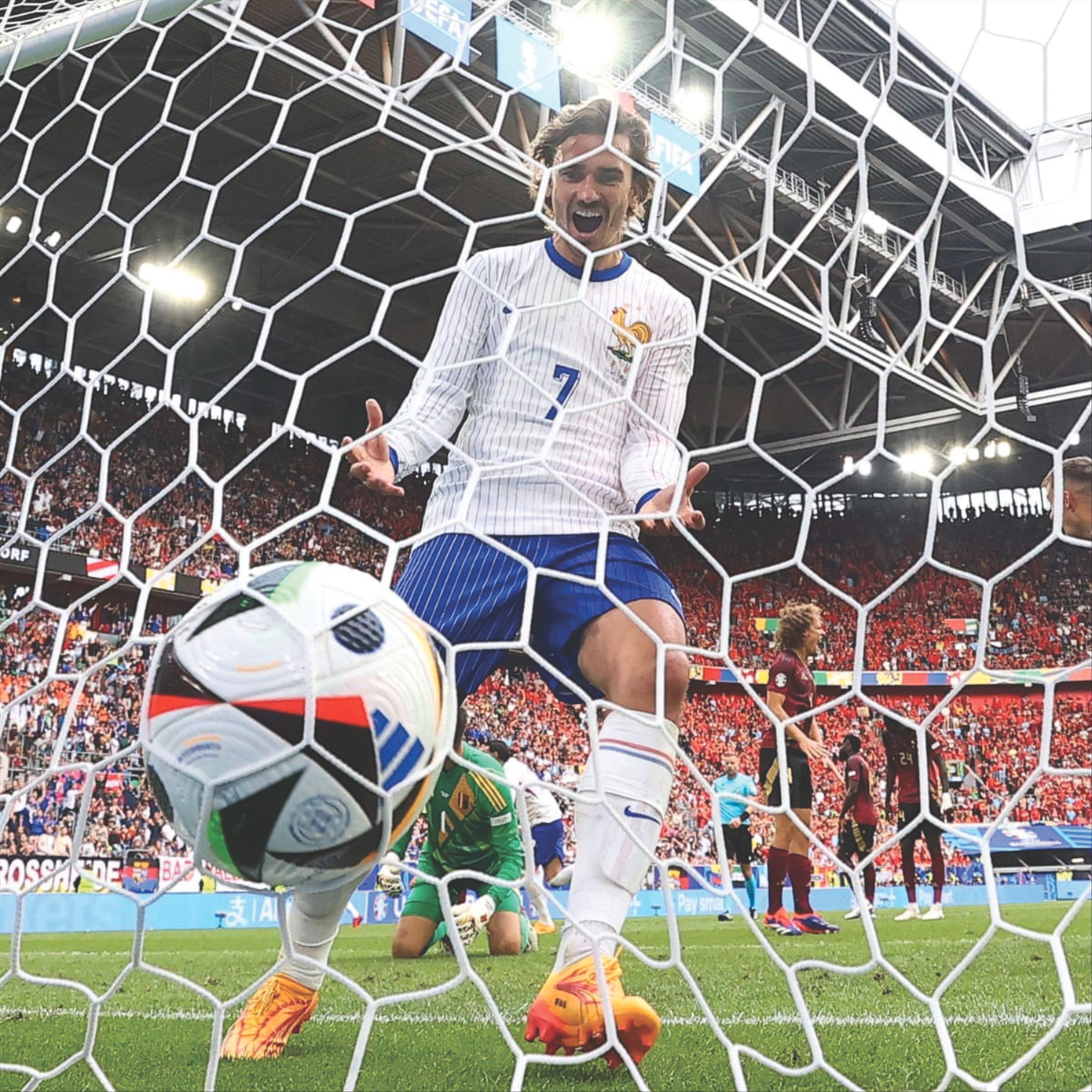 Antoine Griezmann (Pháp) ăn mừng sau pha phản lưới của Jan Vertonghen (Bỉ). Ảnh: Getty Images