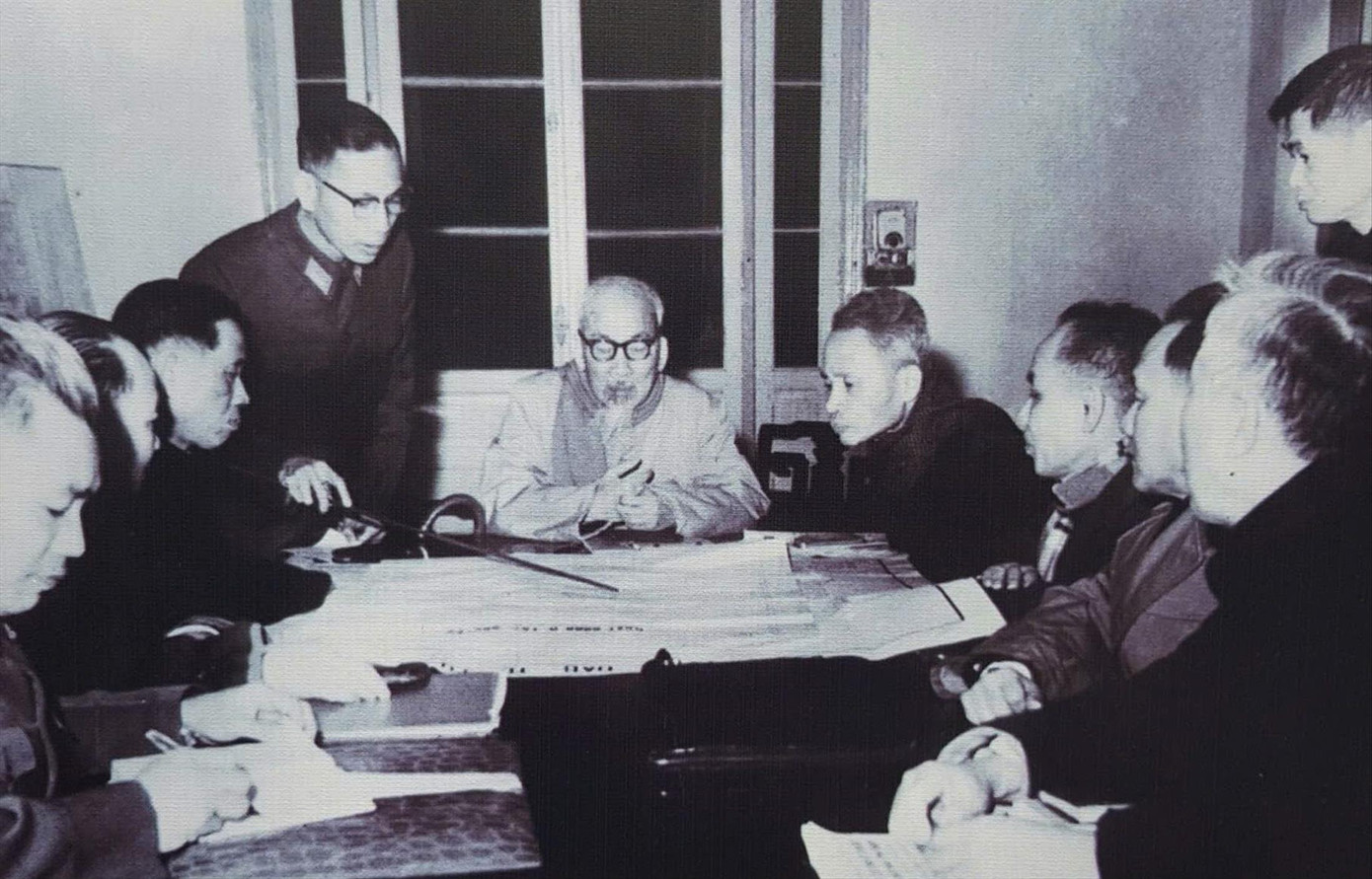 Chủ tịch Hồ Chí Minh chủ trì cuộc họp Bộ Chính trị bàn về kế hoạch Tổng tiến công Tết Mậu Thân tại Khu Phủ Chủ tịch. Ảnh: T.L Chủ tịch Hồ Chí Minh chủ trì cuộc họp Bộ Chính trị bàn về kế hoạch Tổng tiến công Tết Mậu Thân tại Khu Phủ Chủ tịch. Ảnh: T.L