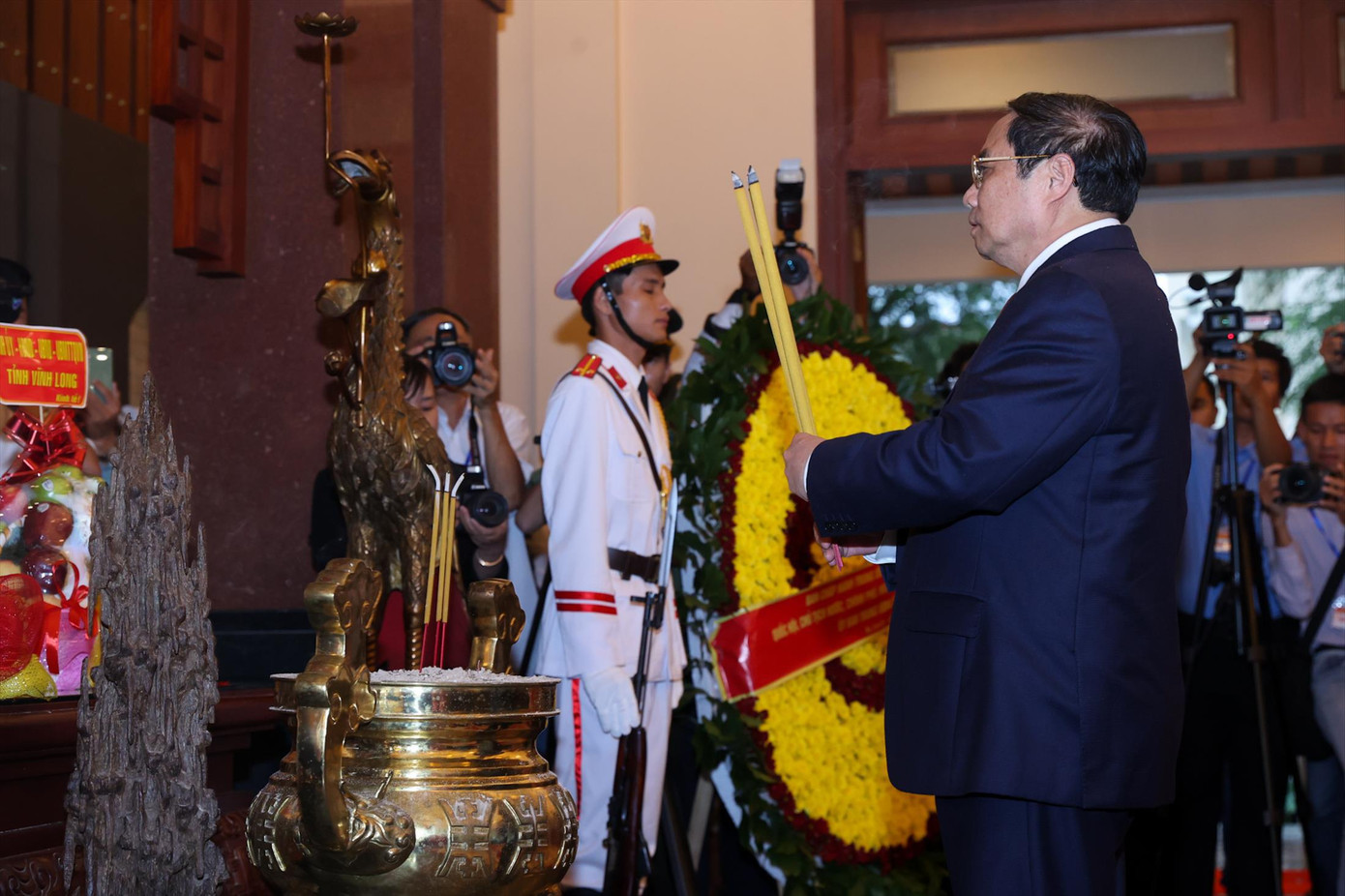 Thủ tướng Phạm Minh Chính dâng hương tưởng nhớ cố Thủ tướng Võ Văn Kiệt Ảnh: Nhật Bắc