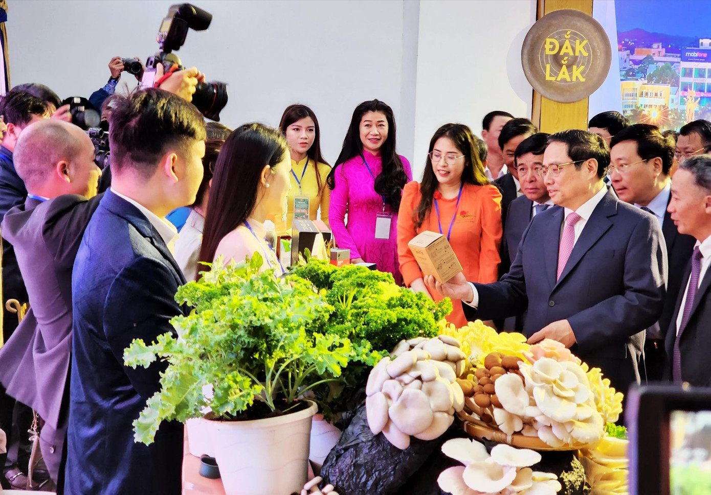 Thủ tướng Phạm Minh Chính tham quan các gian hàng trưng bày đặc sản Tây Nguyên bên hành lang hội nghị