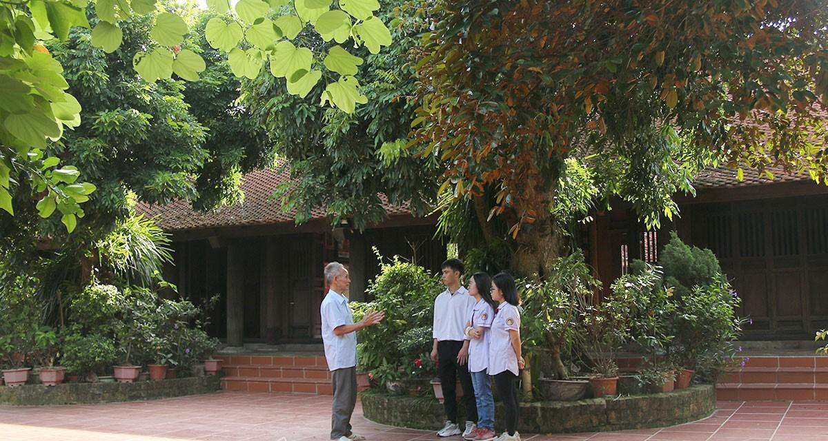 Ông Nguyễn Thanh Tùng hướng dẫn học sinh tham quan khu di tích Vườn Bùi Ông Nguyễn Thanh Tùng hướng dẫn học sinh tham quan khu di tích Vườn Bùi