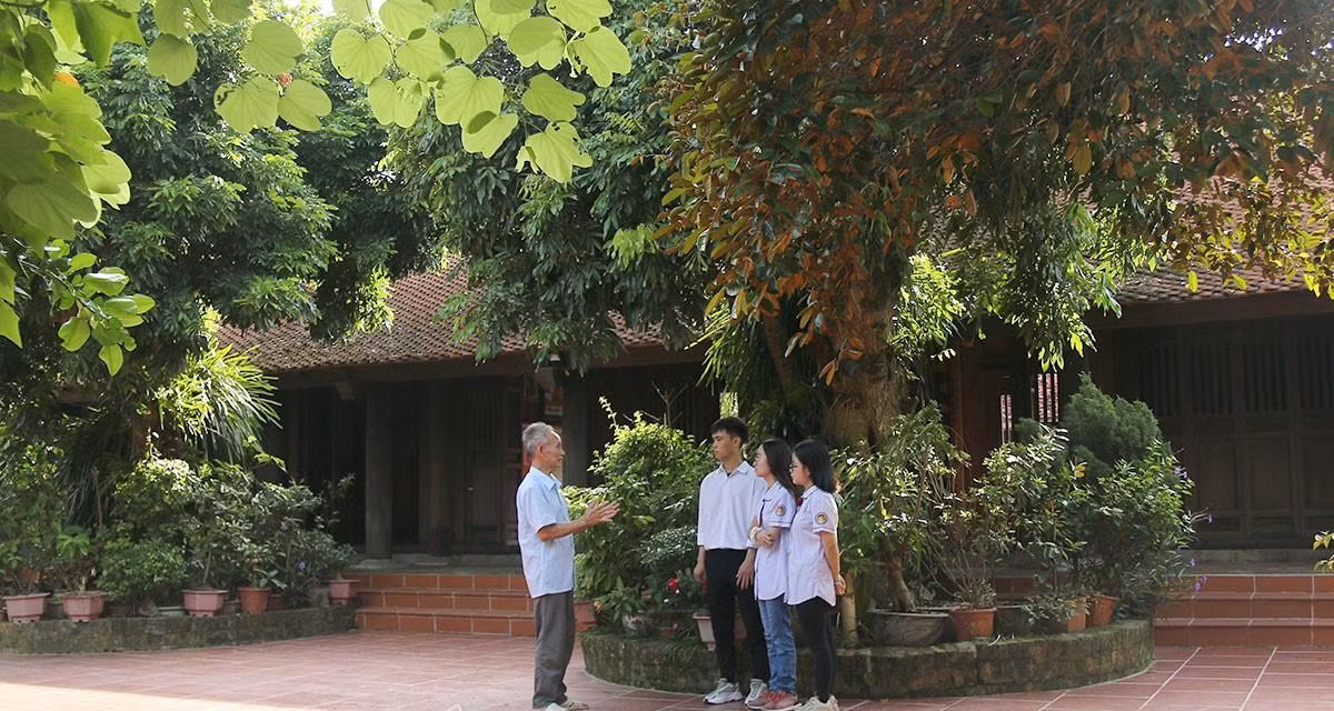 Ông Nguyễn Thanh Tùng hướng dẫn học sinh tham quan khu di tích Vườn Bùi