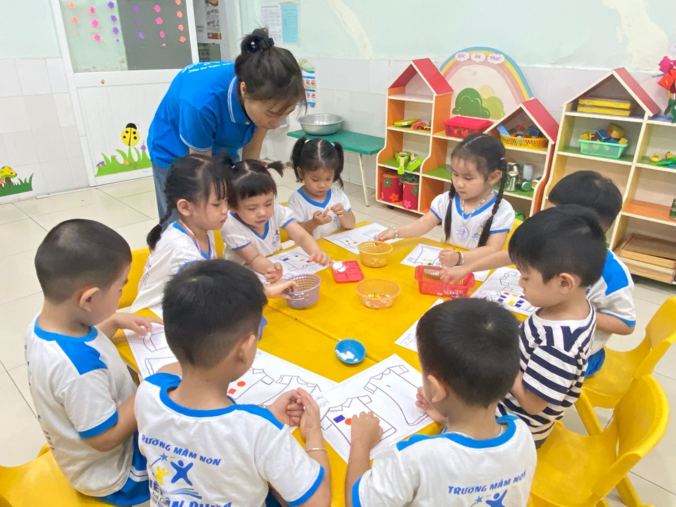 Theo nhiều cử tri, lương giáo viên hiện nay còn thua lao động phổ thông khiến nhiều người không thể bám trụ với nghề. Ảnh: Anh Nhàn Theo nhiều cử tri, lương giáo viên hiện nay còn thua lao động phổ thông khiến nhiều người không thể bám trụ với nghề. Ảnh: Anh Nhàn