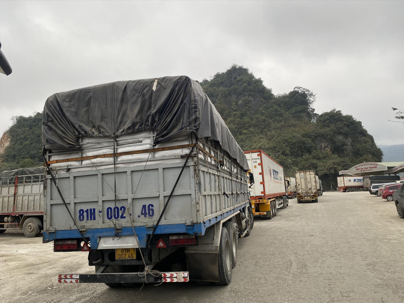 Xe hàng thanh long “quay đầu” từ biên giới. Ảnh: Duy Chiến Xe hàng thanh long “quay đầu” từ biên giới. Ảnh: Duy Chiến