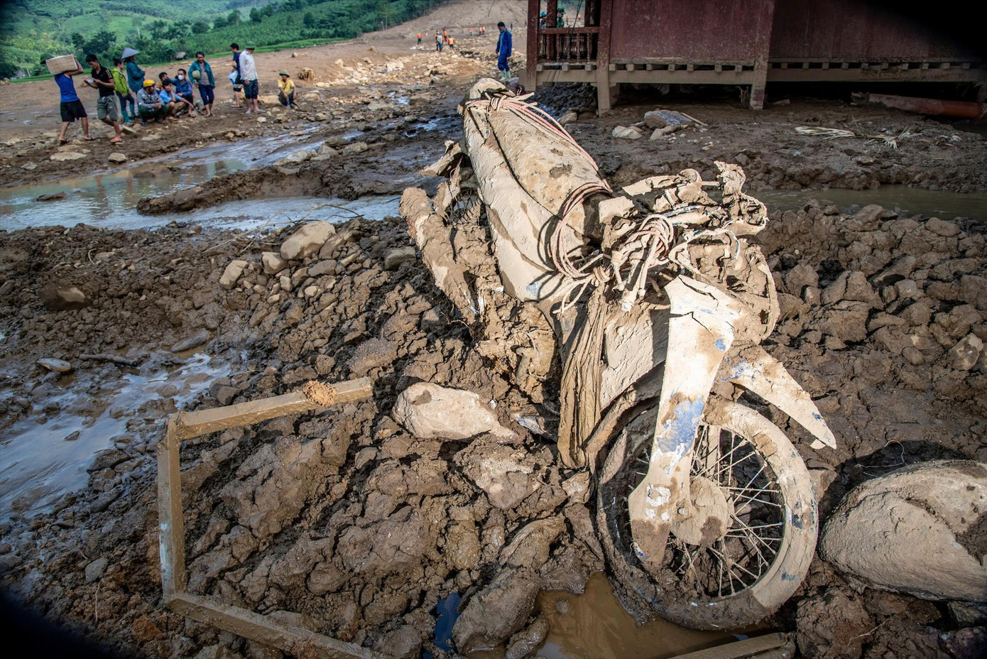 Chủ nhân của chiếc xe máy này là anh Hoàng Văn Bàn đã thiệt mạng cùng vợ và 3 con. Ảnh: Văn Chương.