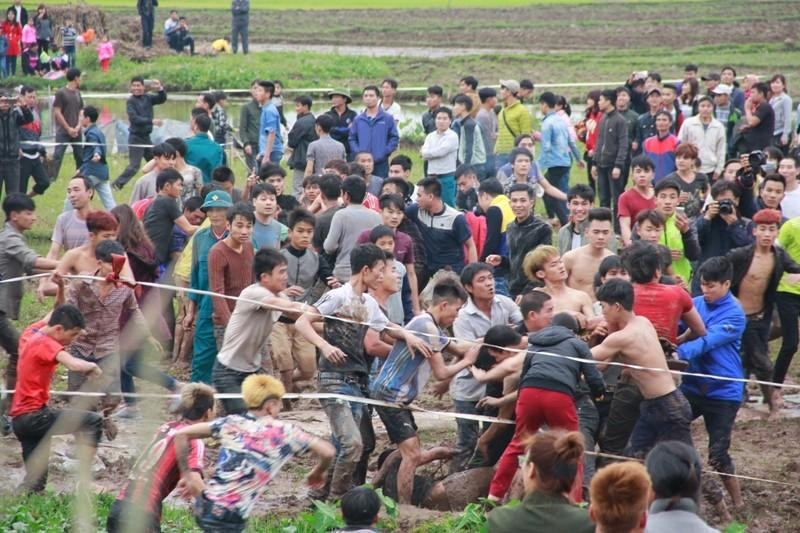 Đám đông ken đặc thường thấy trong mùa lễ hội ở Việt Nam. Ảnh: Kỳ Sơn