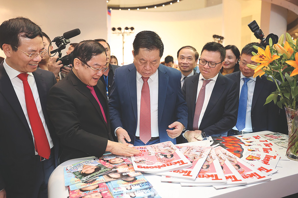 Trưởng ban Tuyên giáo Trung ương Nguyễn Trọng Nghĩa (thứ 3 trái sang) và các đại biểu tham quan gian trưng bày báo Xuân Tiền Phong năm 2023. Ảnh: Như Ý Trưởng ban Tuyên giáo Trung ương Nguyễn Trọng Nghĩa (thứ 3 trái sang) và các đại biểu tham quan gian trưng bày báo Xuân Tiền Phong năm 2023. Ảnh: Như Ý