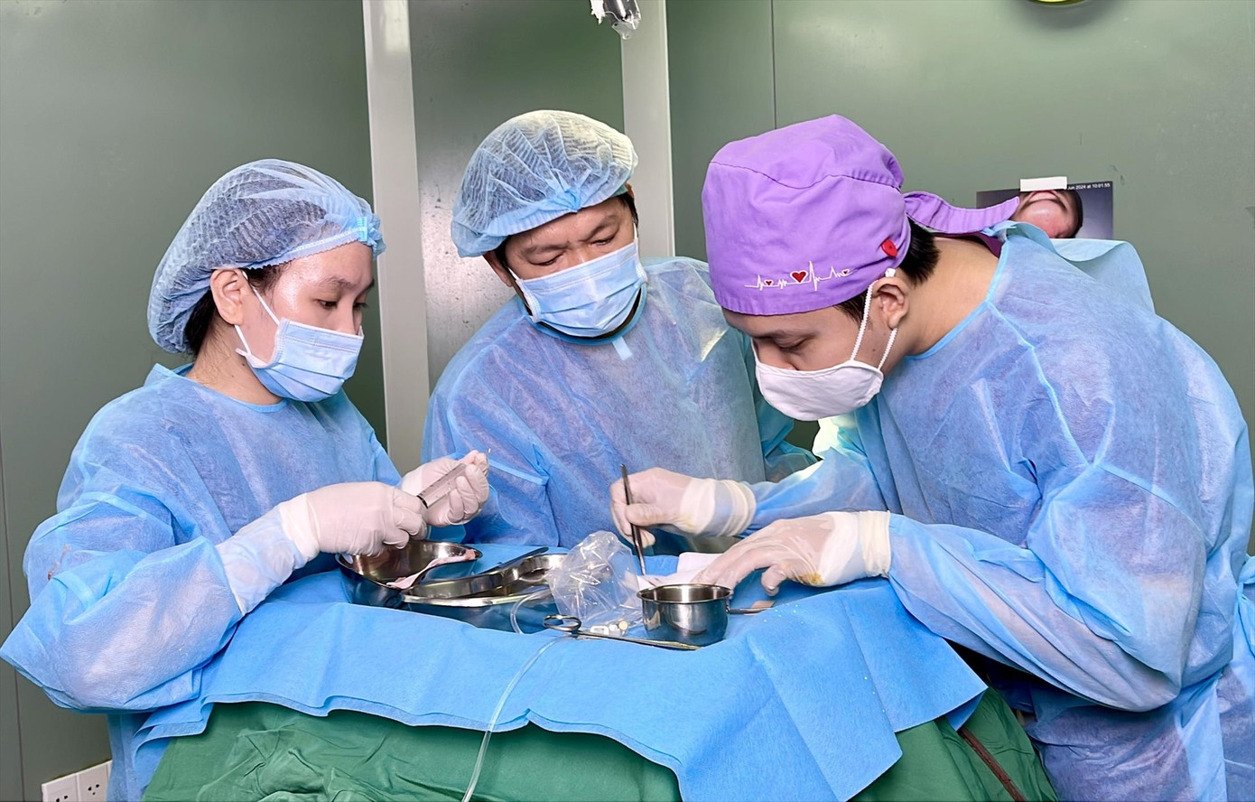 Các bác sĩ thực hiện cuộc phẫu thuật cấp cứu cho một trường hợp bị tai biến thẩm mỹ Ảnh: Vân Sơn Các bác sĩ thực hiện cuộc phẫu thuật cấp cứu cho một trường hợp bị tai biến thẩm mỹ Ảnh: Vân Sơn