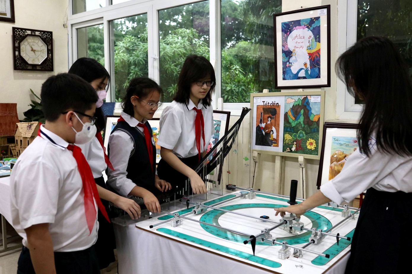 Cần quan tâm tới môi trường giáo dục tránh gây áp lực cho trẻ (ảnh minh họa)