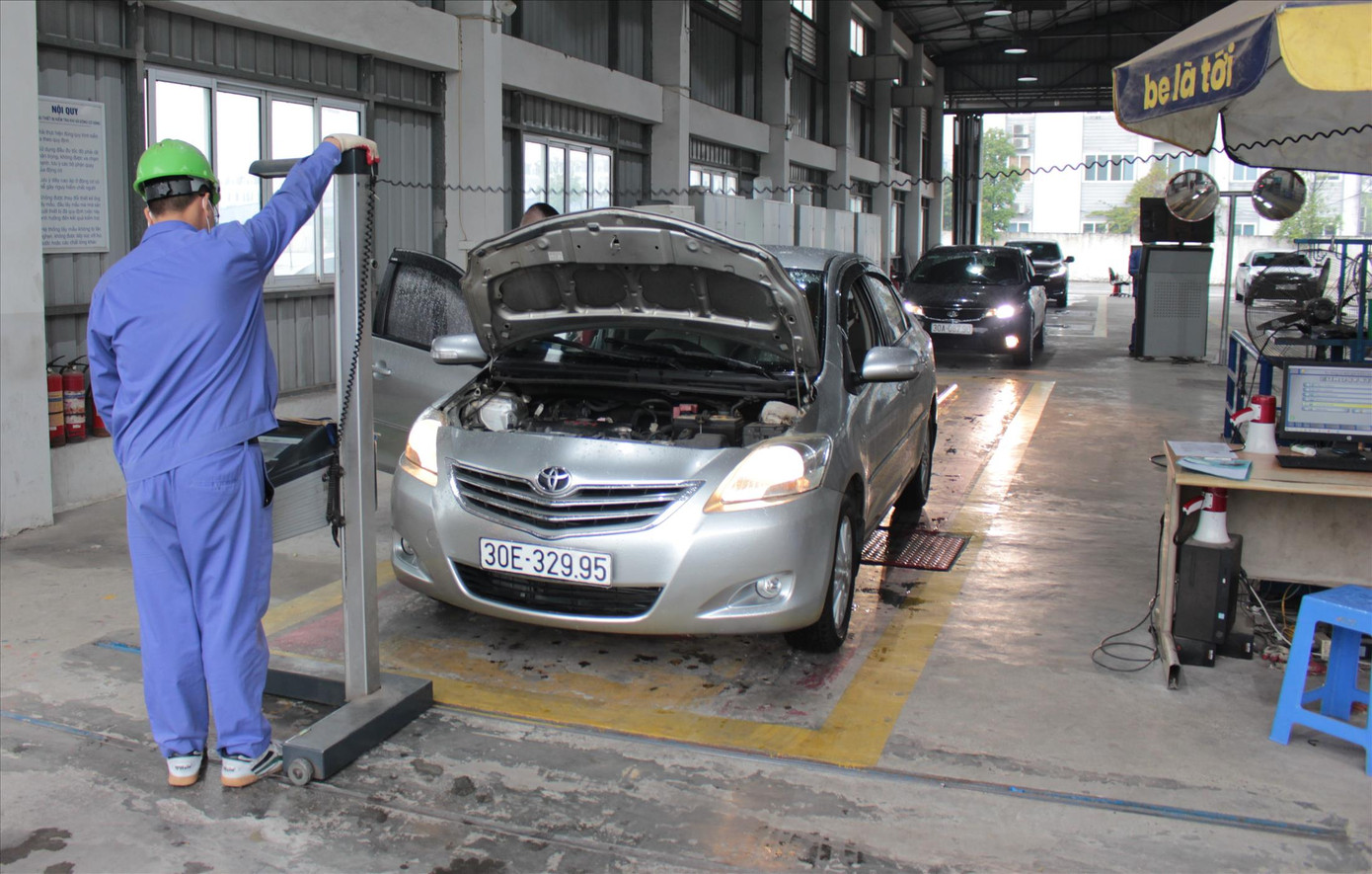 Kiểm tra phương tiện ô tô tại TTĐK Đền Lừ đầu năm 2023 Ảnh: Anh Trọng Kiểm tra phương tiện ô tô tại TTĐK Đền Lừ đầu năm 2023 Ảnh: Anh Trọng