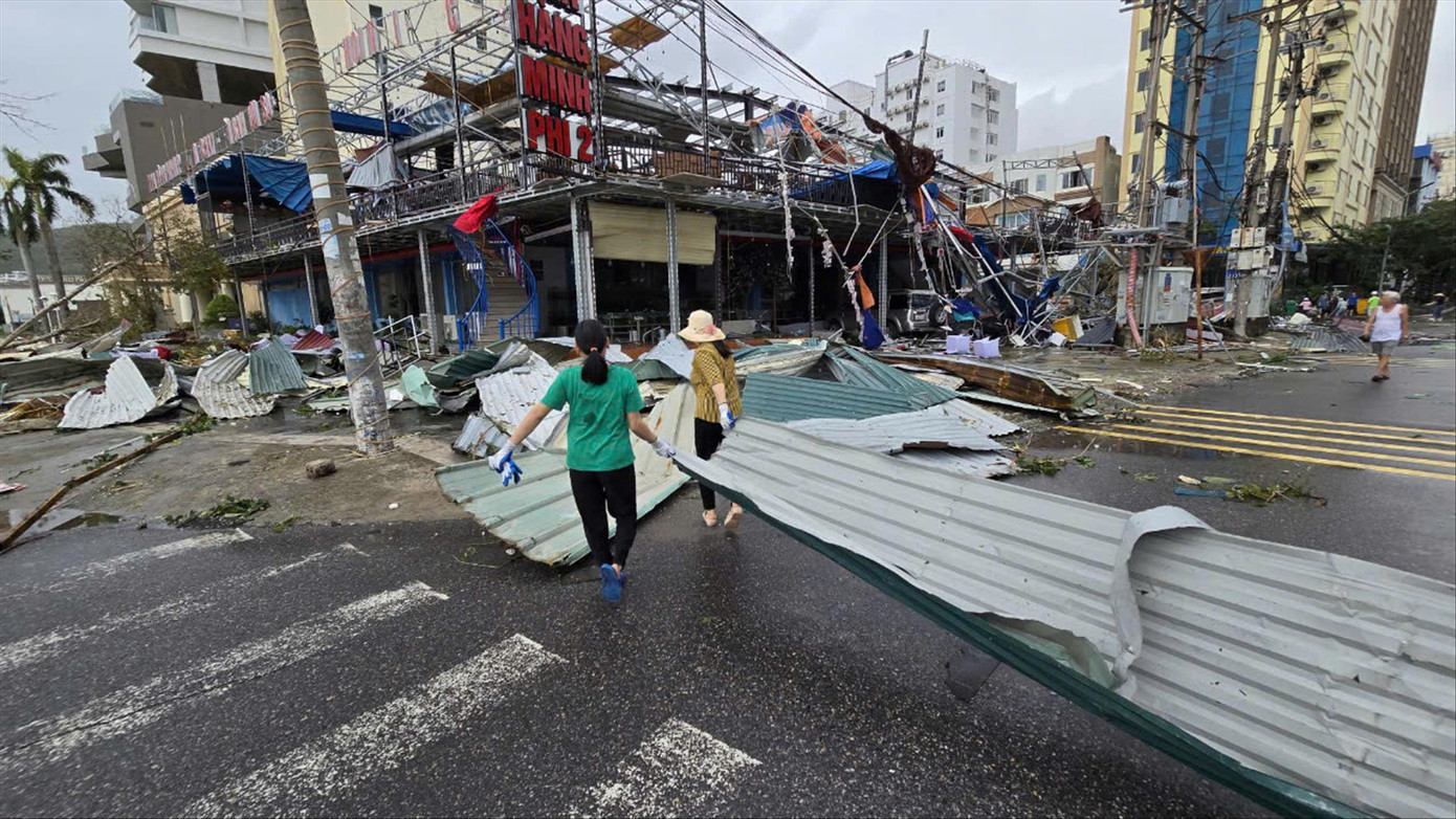 Thành phố Hạ Long tan hoang sau khi bão Yali đổ bộ. Ảnh: Hoàng Mạnh Thắng