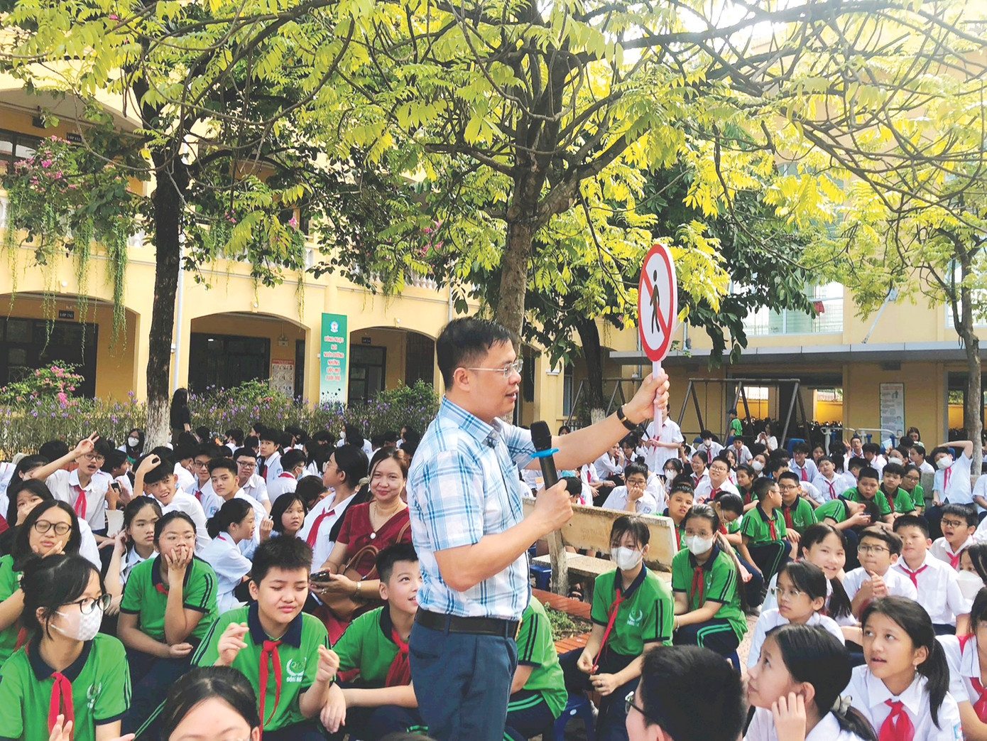 Ông Tạ Đức Giang - Phó Chánh Văn phòng Ban ATGT TP Hà Nội trong phần ứng xử tình huống tại trường THCS Đông Ngạc sáng 2/10
