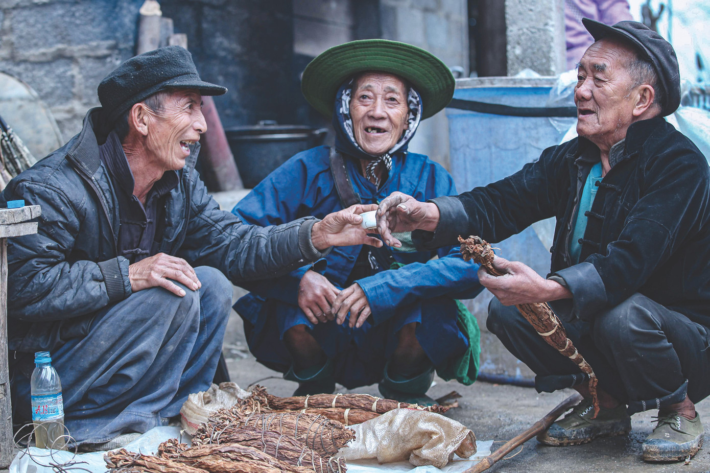 Cụ ông bán măng khô ở chợ phiên Sủng Tráng, Yên Minh, Hà Giang mời khách: làm hớp rượu cho ấm người!