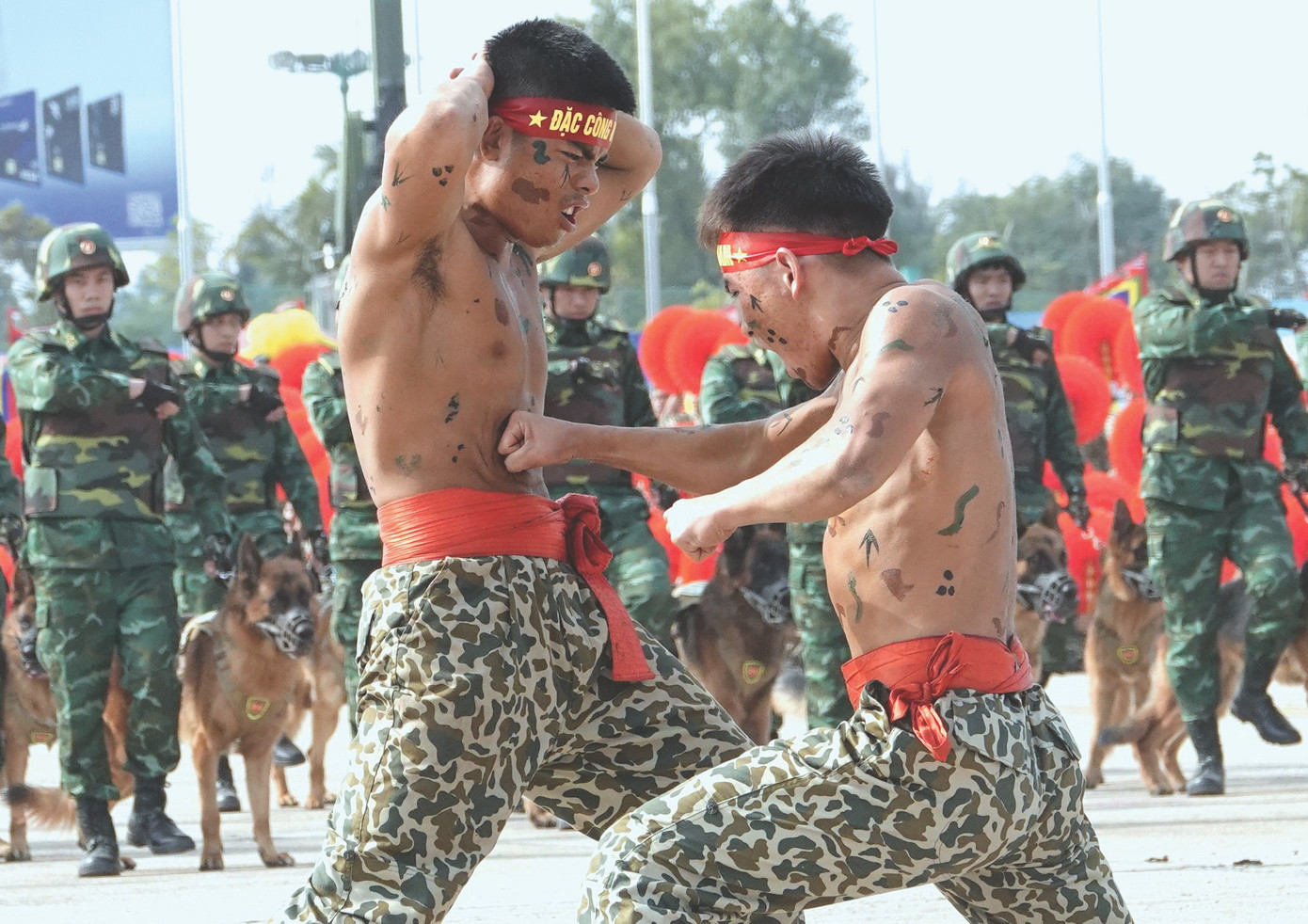 Thể hiện sức chịu đựng trước cú đấm công phá.