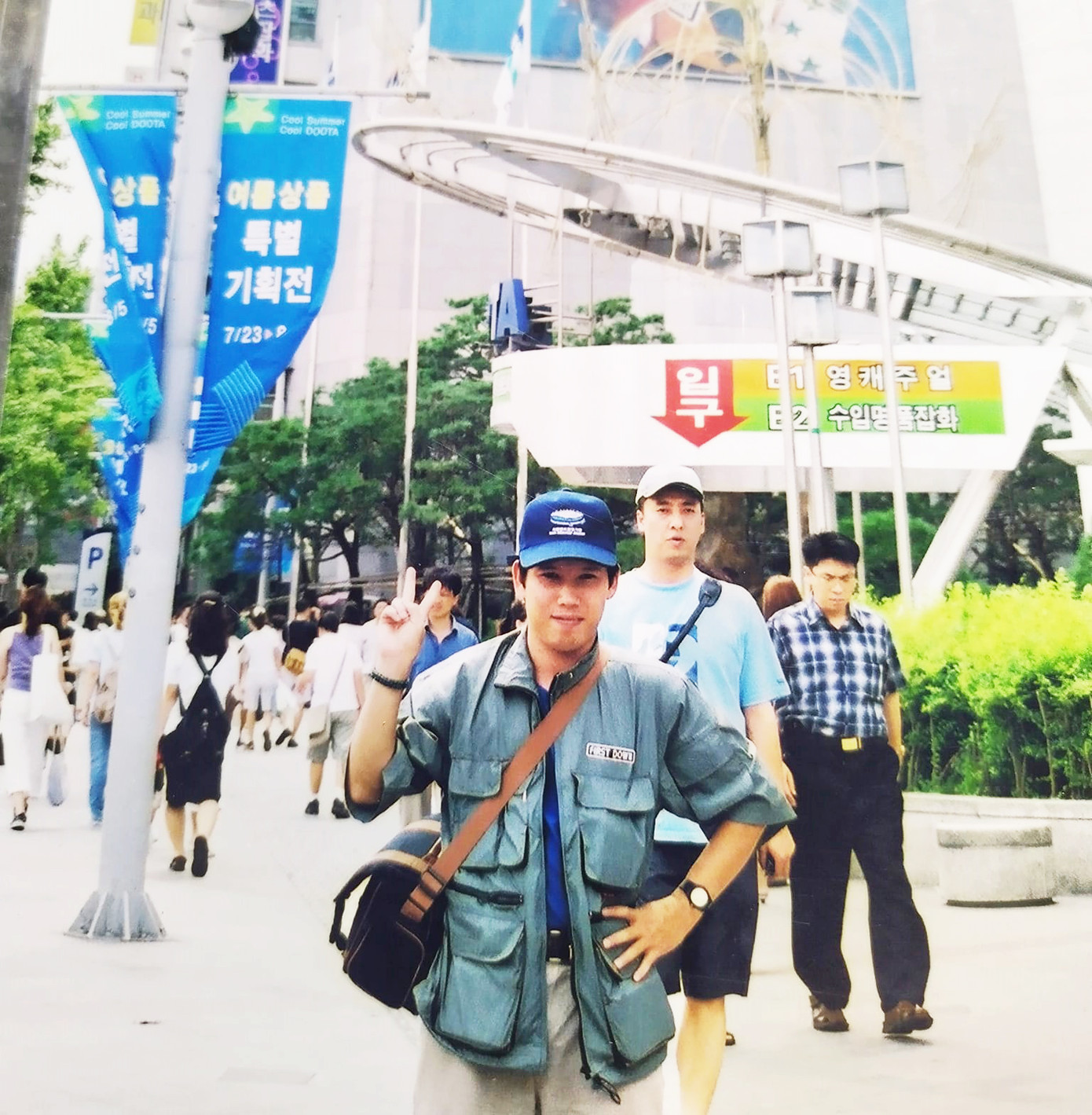 Nhà báo Trần Nguyên Anh tác nghiệp tại Hàn Quốc năm 2002 Nhà báo Trần Nguyên Anh tác nghiệp tại Hàn Quốc năm 2002