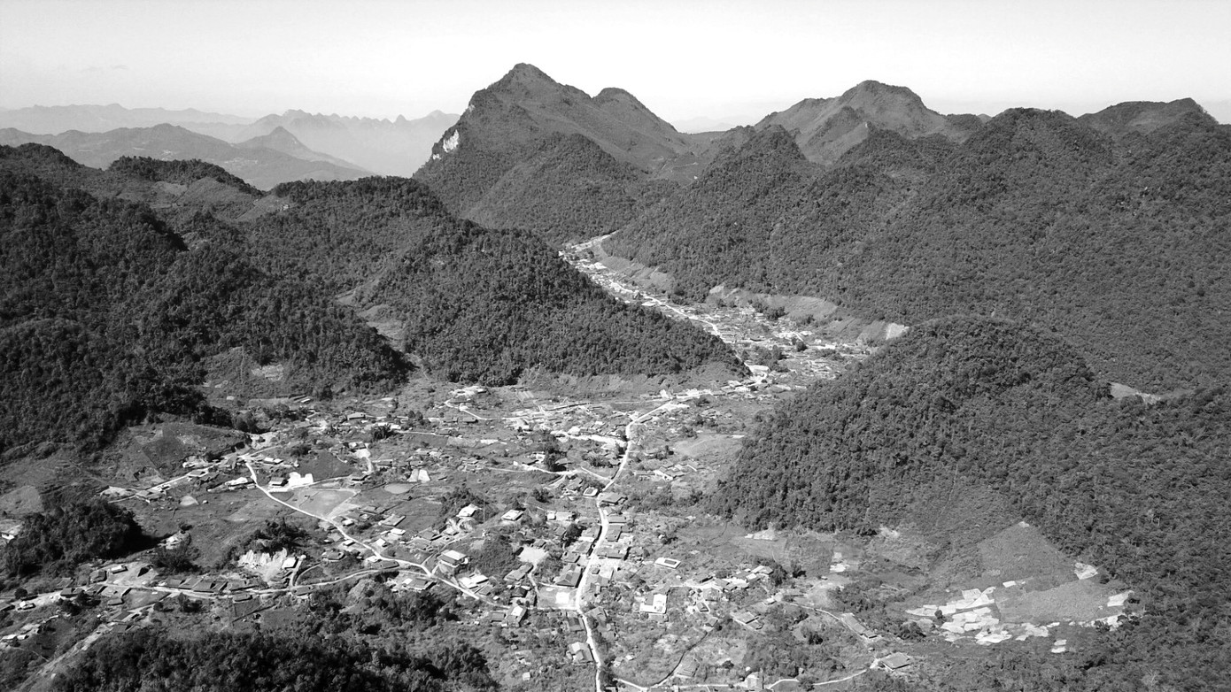 Mường Lống nằm lọt dưới những dãy núi trùng điệp tạo nên một khí hậu mát mẻ và cảnh quan đẹp, thu hút du khách ghé thăm