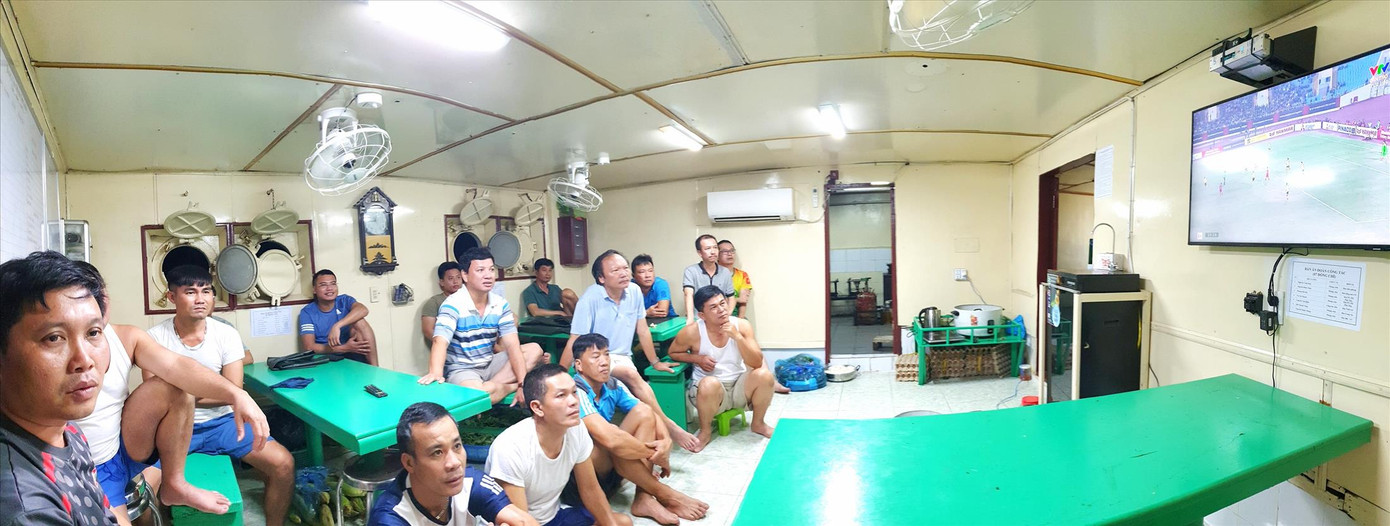 Xem bóng đá trên tàu Trường Sa 10