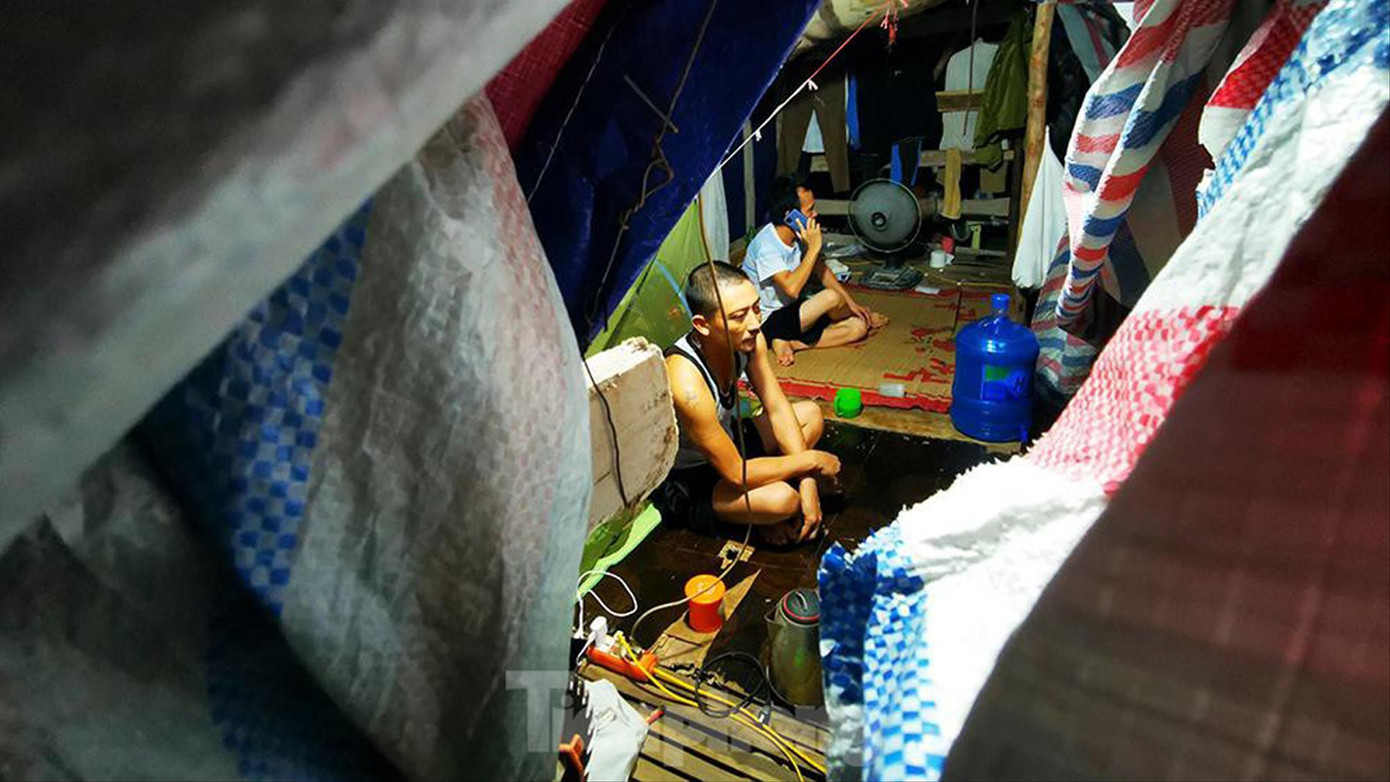 Kho tạm cất giữ vật liệu xây dựng bỗng thành nơi cư trú của 3 thợ xây thất nghiệp ở La Dương (phường Dương Nội, Hà Đông) sau khi Hà Nội giãn cách xã hội