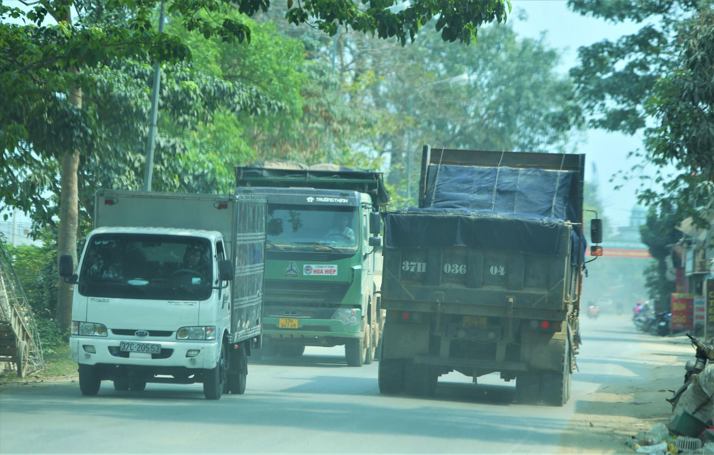 Đường nhỏ, những chiếc xe lớn chiếm hết lòng đường khiến người dân nơm nớp lo sợ