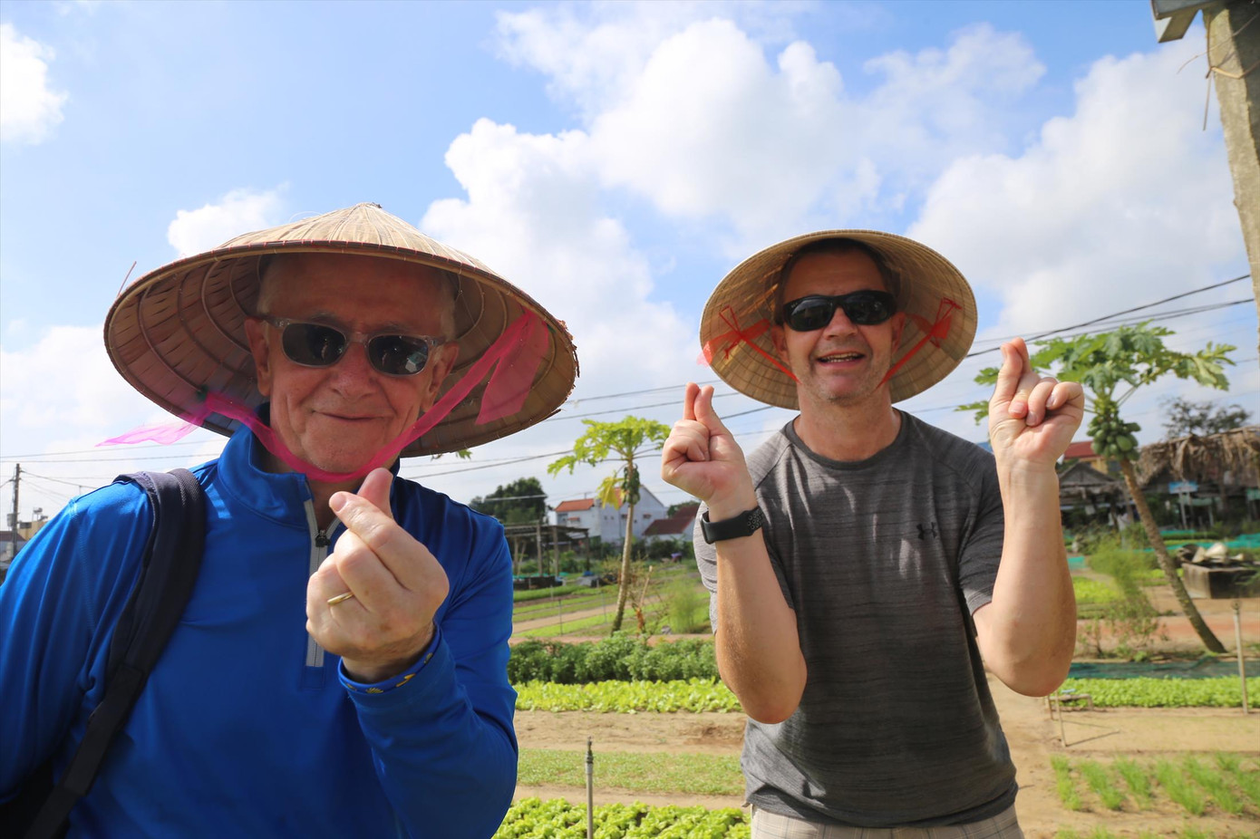 Phil Handley bắn tim sau những trải nghiệm thú vị ở làng rau Trà Quế. Ảnh: Hoài Văn. Phil Handley bắn tim sau những trải nghiệm thú vị ở làng rau Trà Quế. Ảnh: Hoài Văn.