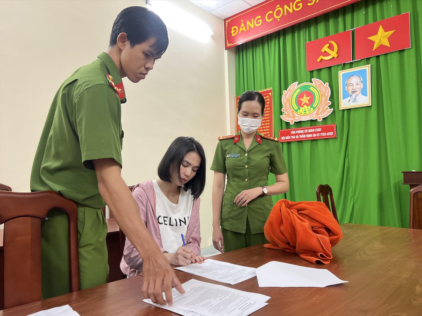 Cơ quan điều tra tiến hành các thủ tục tố tụng đối với người mẫu Ngọc Trinh. Ảnh: Công an cung cấp