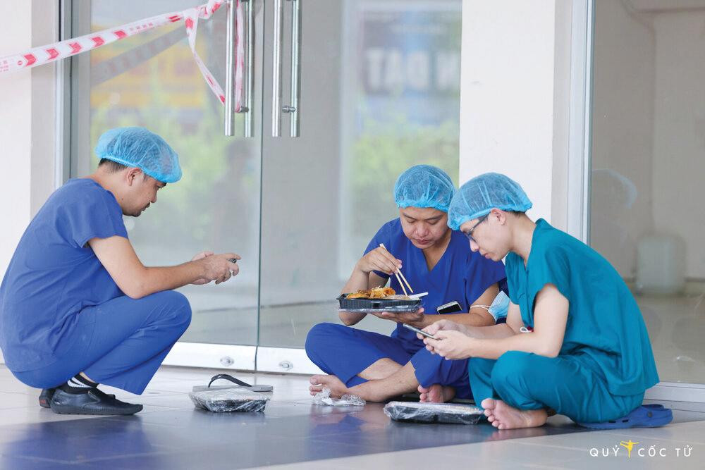 Bữa cơm của y bác sĩ trong đại dịch Bữa cơm của y bác sĩ trong đại dịch