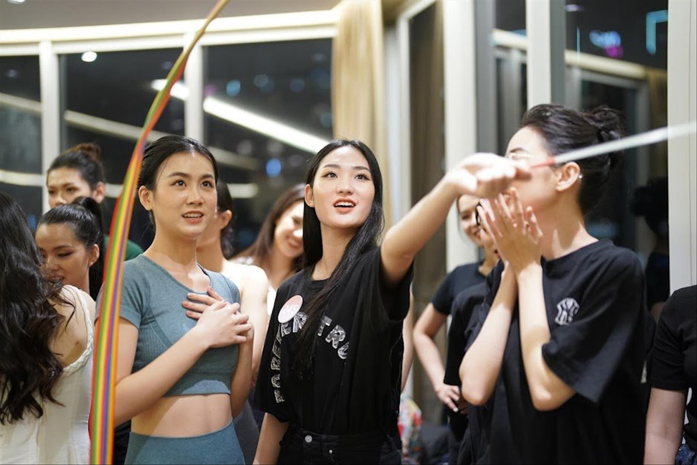 Buổi tập với ruy băng, khăn lụa đem lại nhiều trải nghiệm thú vị cho thí sinh. Ảnh: PHẠM NGUYỄN Buổi tập với ruy băng, khăn lụa đem lại nhiều trải nghiệm thú vị cho thí sinh. Ảnh: PHẠM NGUYỄN